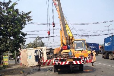 Ôm cua gấp, cả xe container lật nhào
