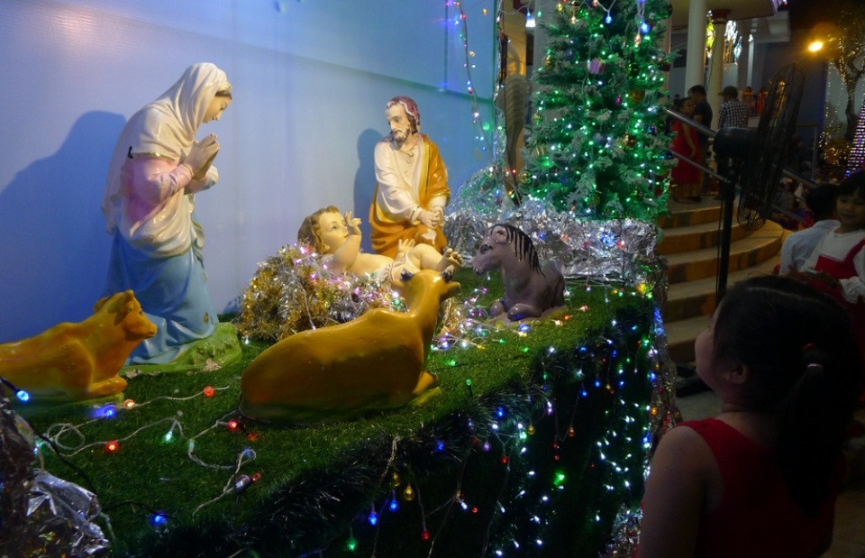 Các nhà thờ trang trí bắt mắt, đường phố đông nghịt người vui chơi đêm Noel - 10 Các nhà thờ trang trí bắt mắt, đường phố đông nghịt người vui chơi đêm Noel - 10