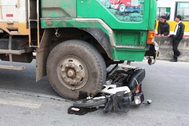 Xe tải cán chết người, quốc lộ kẹt xe nghiêm trọng