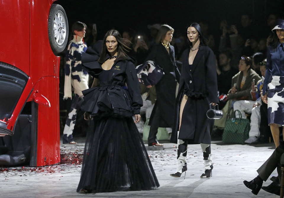 Siêu mẫu cao 1,88m trình diễn ấn tượng tại Pháp - 6