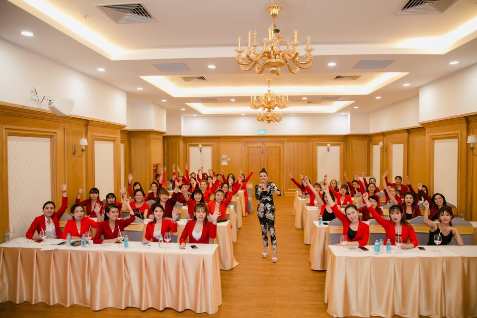 CEO Trương Thị Ngọc Thuỷ đại diện Mỹ phẩm Sắc Hồng nhận giải Thương hiệu chất lượng châu Á - 5 CEO Trương Thị Ngọc Thuỷ đại diện Mỹ phẩm Sắc Hồng nhận giải Thương hiệu chất lượng châu Á - 5