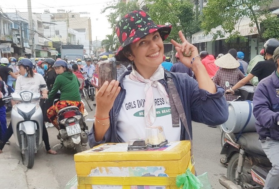 Người phụ nữ Belarus bán bánh mưu sinh ở Nha Trang do dịch Covid-19 - 2 Người phụ nữ Belarus bán bánh mưu sinh ở Nha Trang do dịch Covid-19 - 2
