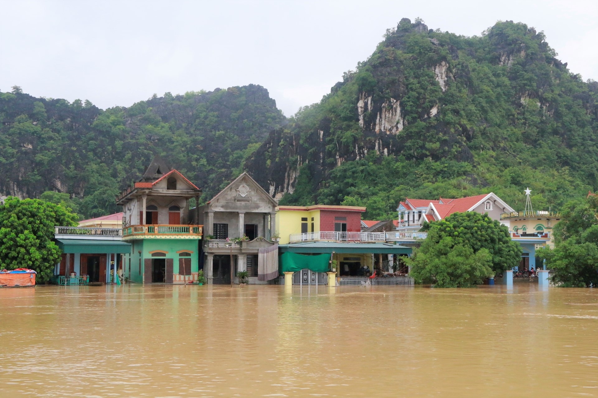 Cận cảnh nước lũ cô lập hàng trăm hộ dân ở Ninh Bình - 2 Cận cảnh nước lũ cô lập hàng trăm hộ dân ở Ninh Bình - 2