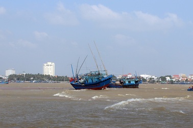 Tìm thấy thi thể thuyền viên trong vụ 3 tàu cá mắc cạn