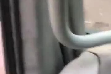 Liều mình chạy qua dòng lũ, xe bán tải bị cuốn trôi