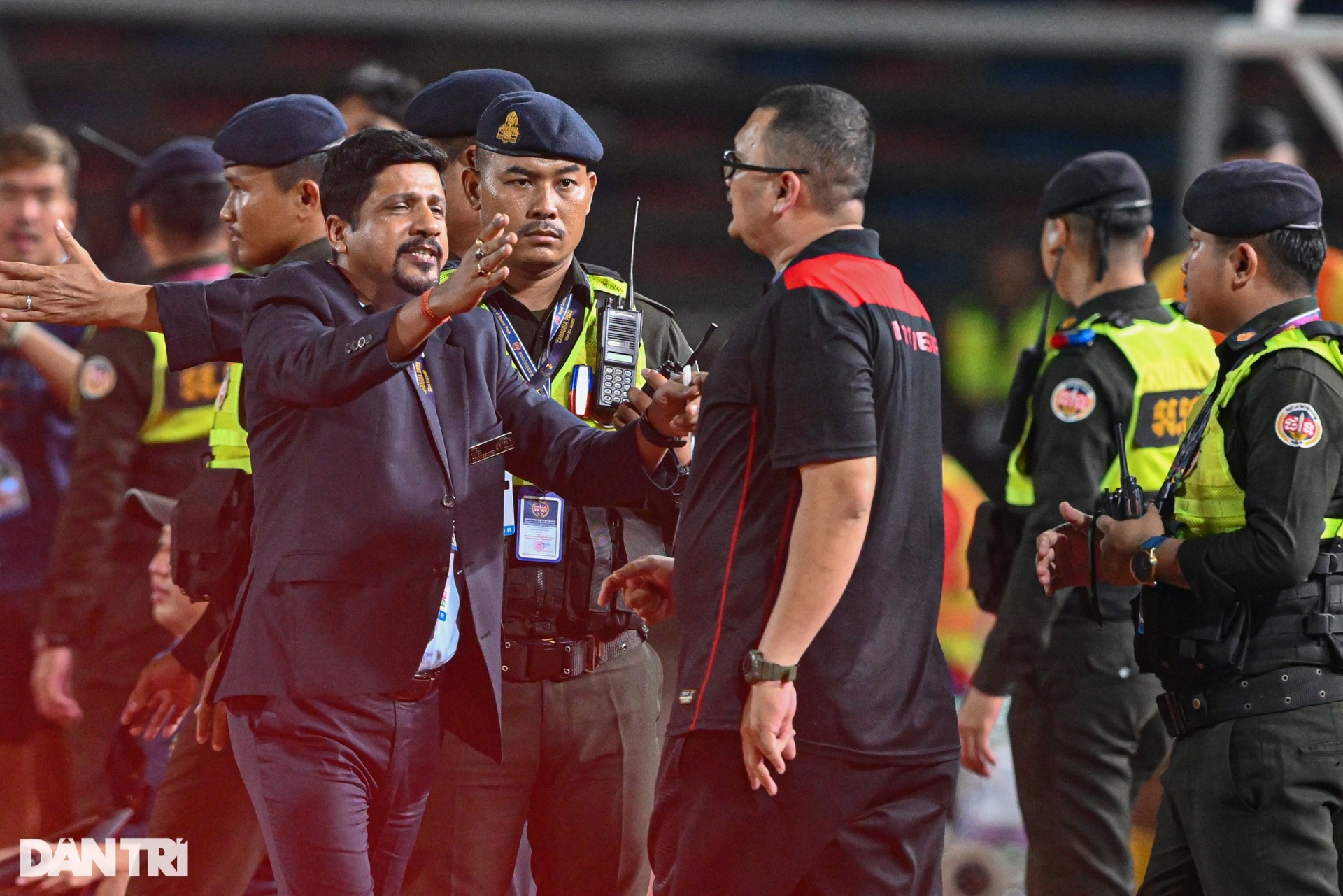 Toàn cảnh cuộc ẩu đả đáng xấu hổ trong trận chung kết bóng đá nam SEA Games - 11 Toàn cảnh cuộc ẩu đả đáng xấu hổ trong trận chung kết bóng đá nam SEA Games - 11