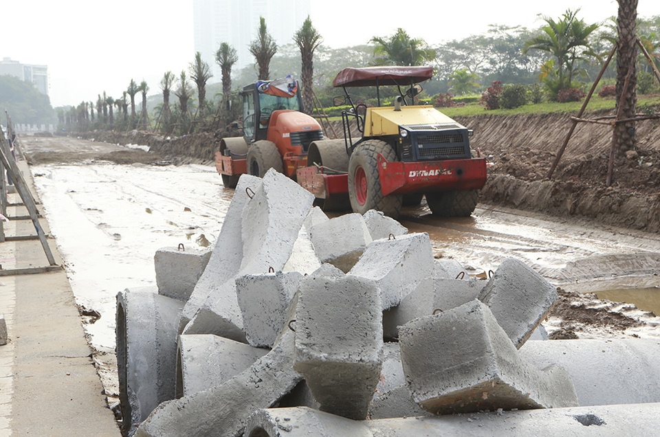 Tiếp tục xén dải phân cách, mở rộng đường gom Đại lộ Thăng Long - 8 Tiếp tục xén dải phân cách, mở rộng đường gom Đại lộ Thăng Long - 8