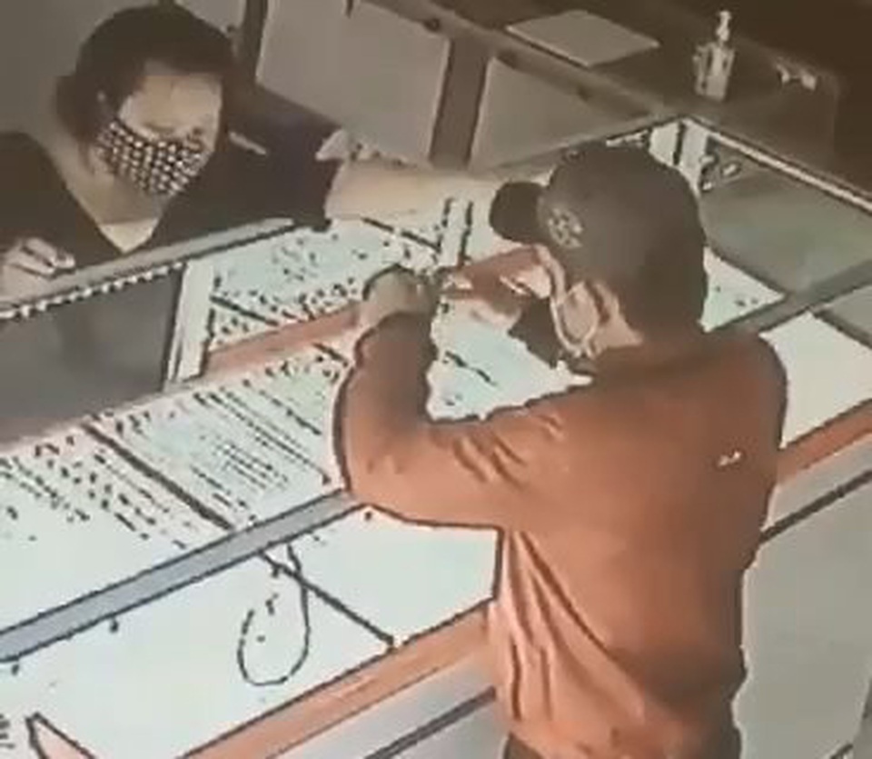 Thanh niên giật 2 sợi dây chuyền trên tay nữ chủ tiệm vàng - 1 Thanh niên giật 2 sợi dây chuyền trên tay nữ chủ tiệm vàng - 1