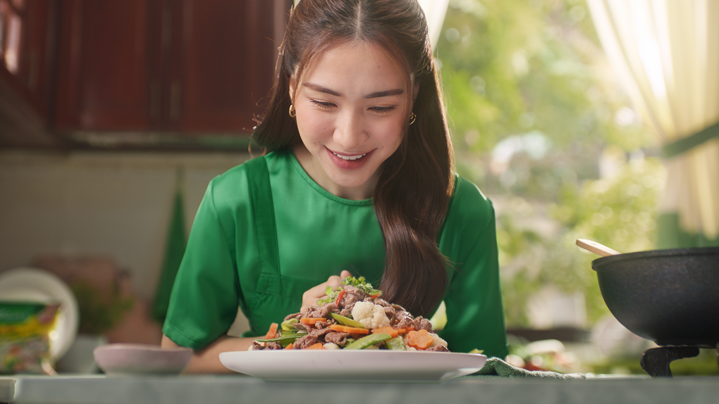 Mẹ bỉm hot nhất nhì Vbiz Hòa Minzy tin dùng gia vị quốc dân này - 1