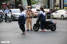 Hàng loạt phụ huynh, học sinh đầu trần phóng xe máy sau giờ tan học