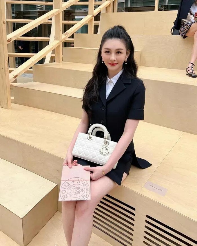 Ái phái nữ sắc đẹp hơn hẳn, sinh sống vô nhung lụa kể từ nhỏ của Khâu Thục Trinh - 9 Ái phái nữ sắc đẹp hơn hẳn, sinh sống vô nhung lụa kể từ nhỏ của Khâu Thục Trinh - 9