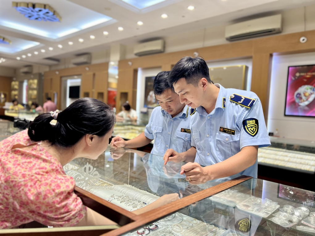 Hà Nội: Liên tiếp phát hiện nhiều tụ điểm kinh doanh hàng lậu, giả mạo nhãn hiệu - 1 Hà Nội: Liên tiếp phát hiện nhiều tụ điểm kinh doanh hàng lậu, giả mạo nhãn hiệu - 1