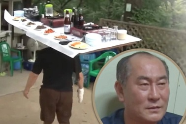 Chủ quán đội chiếc bàn nặng gần 40kg chứa đầy đồ ăn để phục vụ khách