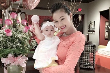 Lần đầu tiên con gái Maya lộ diện trong sinh nhật của mẹ