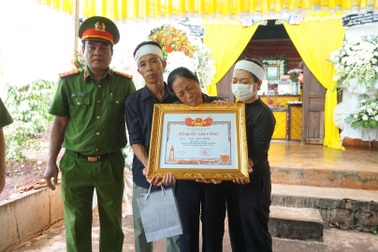 Mẹ liệt sĩ trong vụ tấn công ở Đắk Lắk: "Con ơi, sao con đi mãi không về"