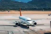 Tranh cãi với nhân viên an ninh, hành khách rơi từ máy bay xuống đường băng tử nạn