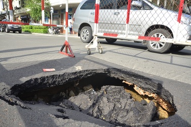 Hố sâu cả mét đột ngột xuất hiện gần trụ sở UBND TPHCM