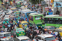 Nghiên cứu bỏ đèn đỏ, thu hẹp vỉa hè để giảm ùn tắc giao thông