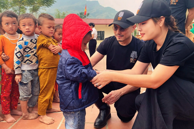 Jimmii Nguyễn cùng vợ con làm điều đặc biệt trong dịp sinh nhật