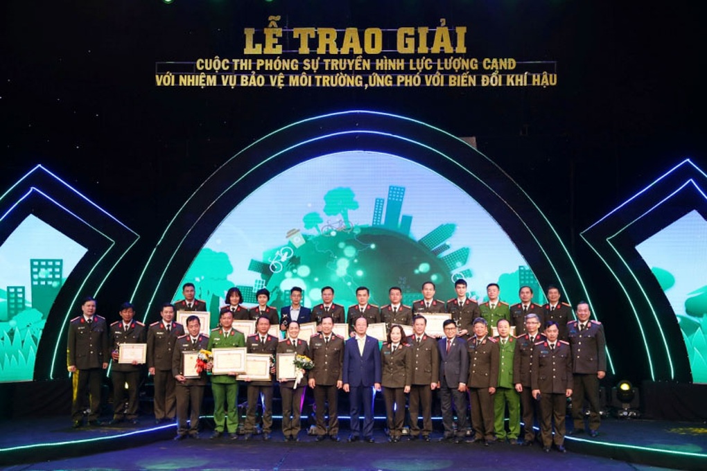 Trao giải báo chí viết về lực lượng công an bảo vệ môi trường - 1 Trao giải báo chí viết về lực lượng công an bảo vệ môi trường - 1