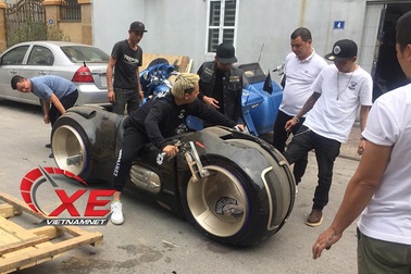 Tay chơi Đức "Tào phớ" khui siêu mô tô Tron Light Cycle 2,7 tỷ