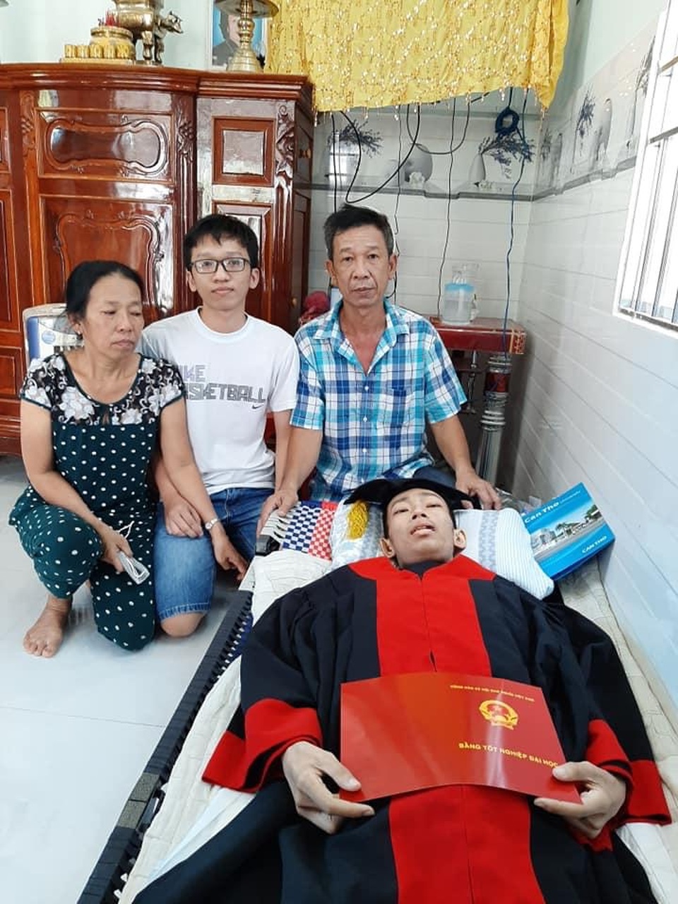 Nam sinh Cần Thơ nhận bằng tốt nghiệp đại học trước lúc qua đời - 2 Nam sinh Cần Thơ nhận bằng tốt nghiệp đại học trước lúc qua đời - 2