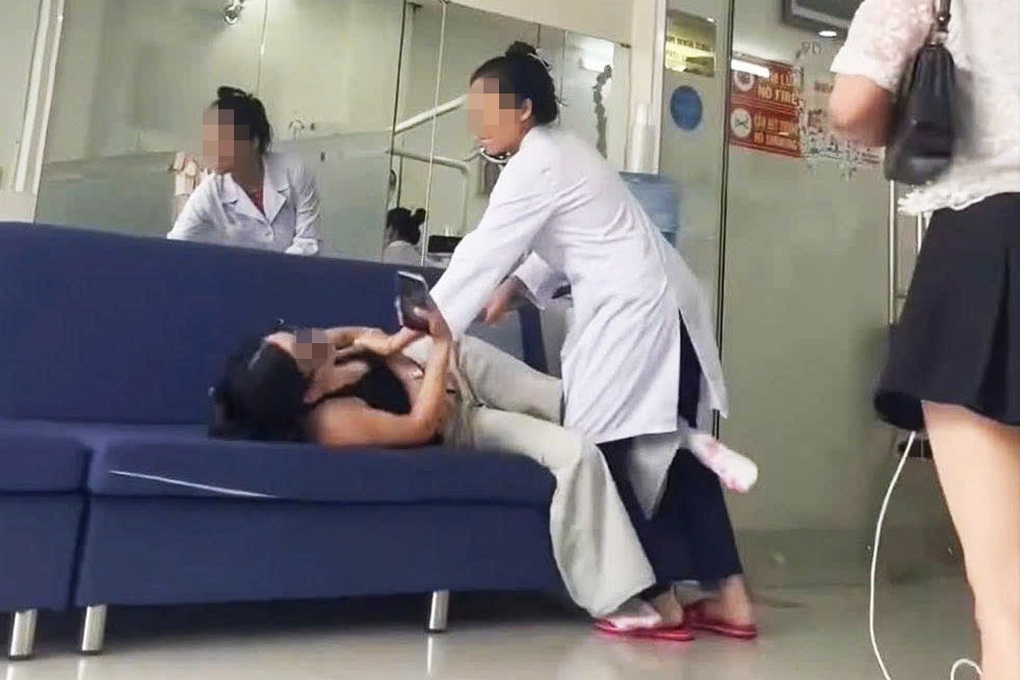 Thông tin mới nhất vụ chủ cơ sở nha khoa cầm gậy sắt hành hung khách - 3