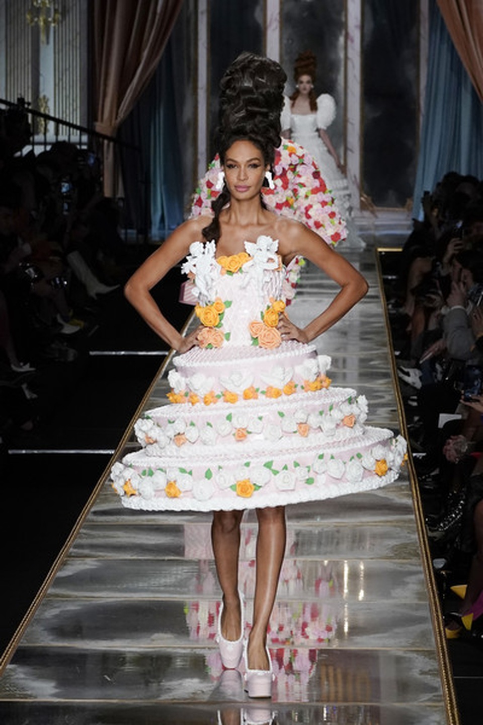 Gigi Hadid và dàn người mẫu mặc váy lạ mắt - 9