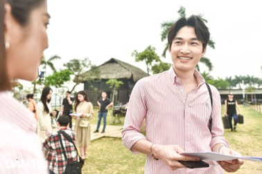 Đình Tú lái xe sang đi đóng phim, lộ cảnh tình tứ trên phim trường