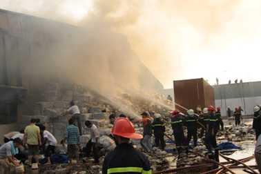 Cháy gần 1 ngày, cơ sở sản xuất lốp xe bị thiêu rụi