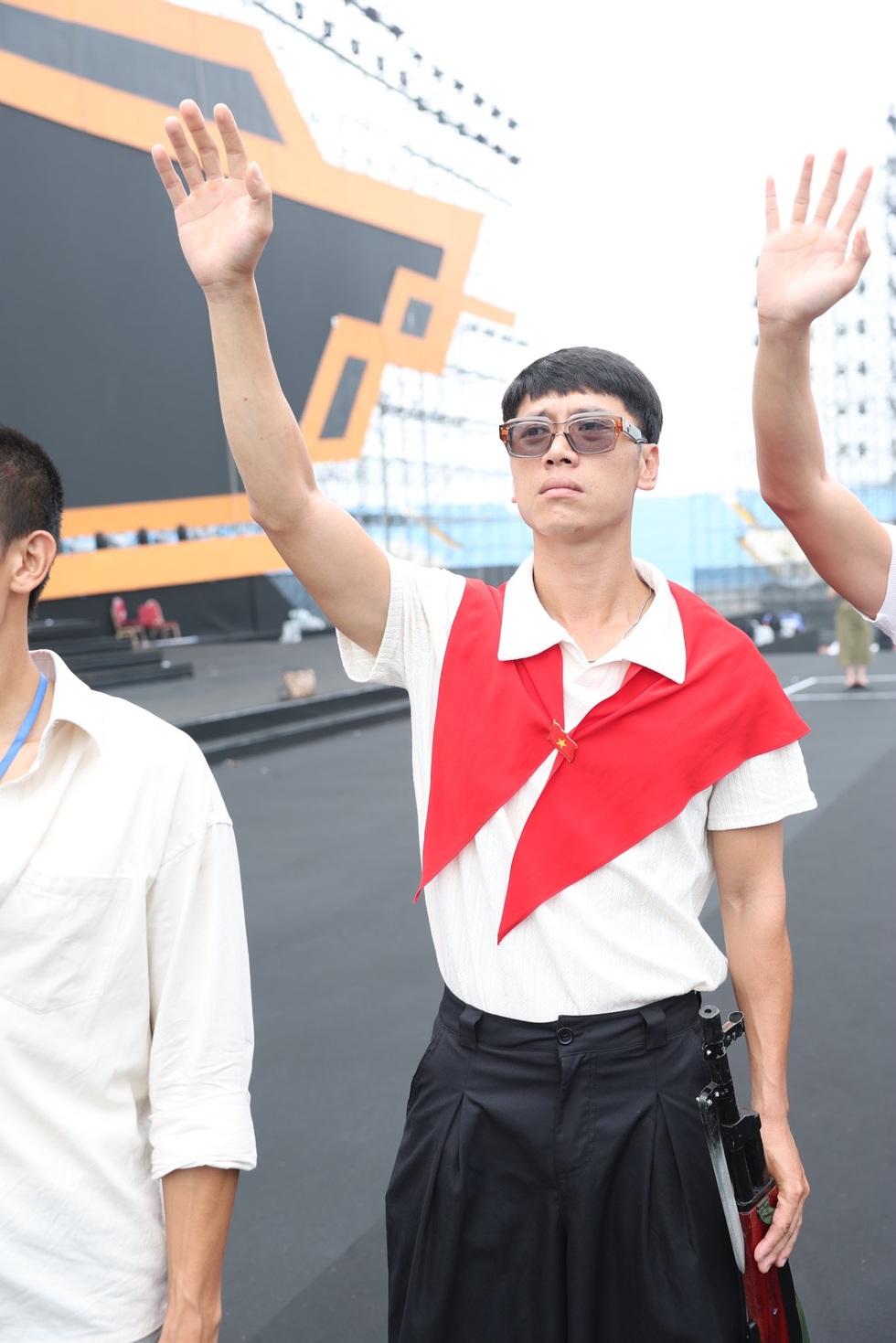 Hoàng Long vai Sen điên của Mưa đỏ: Bí mật cảnh bị đất vùi lấp gây ám ảnh - 5 Hoàng Long vai Sen điên của Mưa đỏ: Bí mật cảnh bị đất vùi lấp gây ám ảnh - 5