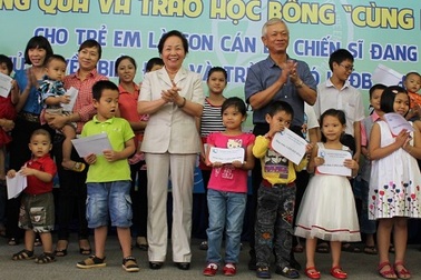 Phó Chủ tịch nước trao học bổng đến con chiến sĩ bảo vệ chủ quyền biển đảo