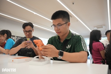 Tưởng nhiều người chê, iPhone cam vũ trụ "cháy hàng" trong ngày đầu mở bán