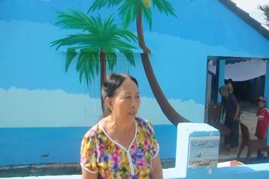 Bà Trần Thị Tự, người dân làng Trung Thanh trao đổi với PV