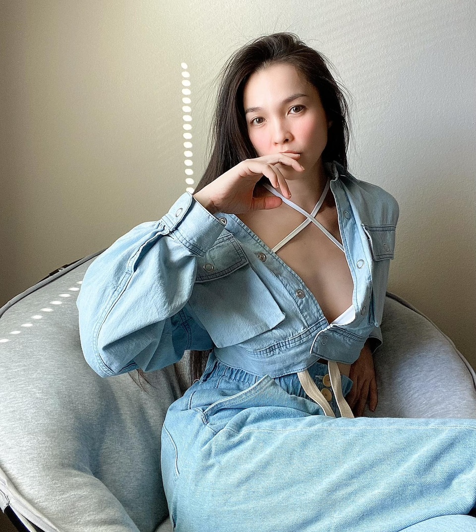 Hiền Thục diện cây denim táo bạo, khoe vóc dáng quyến rũ ở tuổi U40 - 2 Hiền Thục diện cây denim táo bạo, khoe vóc dáng quyến rũ ở tuổi U40 - 2