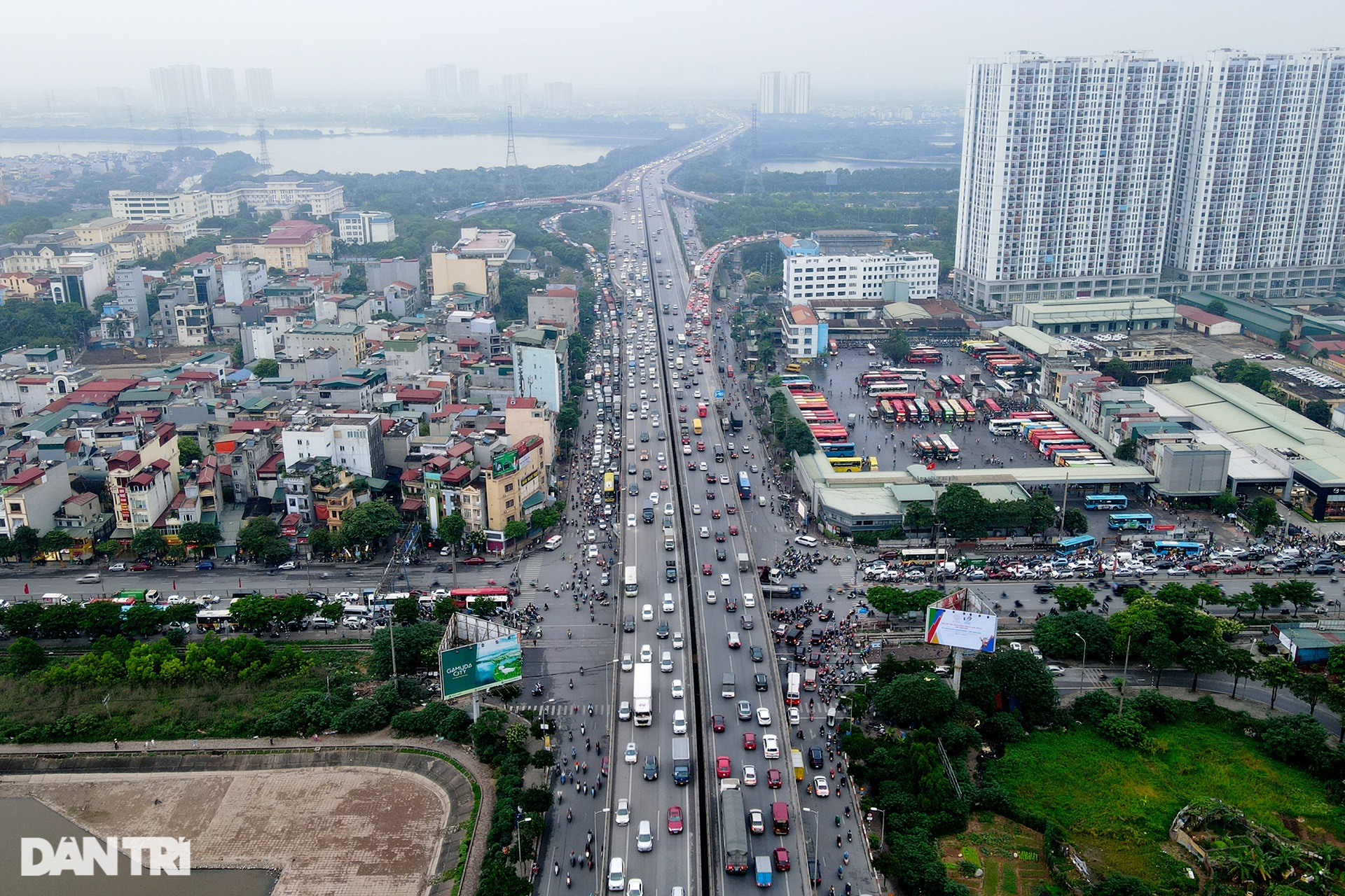 Hàng vạn người đội mưa rời Hà Nội trước kỳ nghỉ lễ 30/4 và 1/5 - 1 Hàng vạn người đội mưa rời Hà Nội trước kỳ nghỉ lễ 30/4 và 1/5 - 1