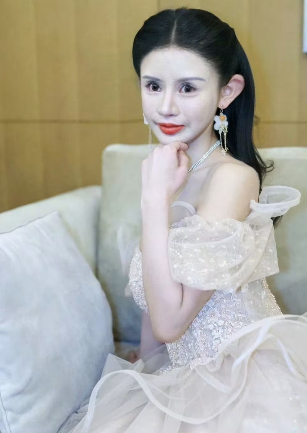 Nhan sắc khác lạ của hot girl Trung Quốc nghiện dao kéo từ năm 13 tuổi - 2
