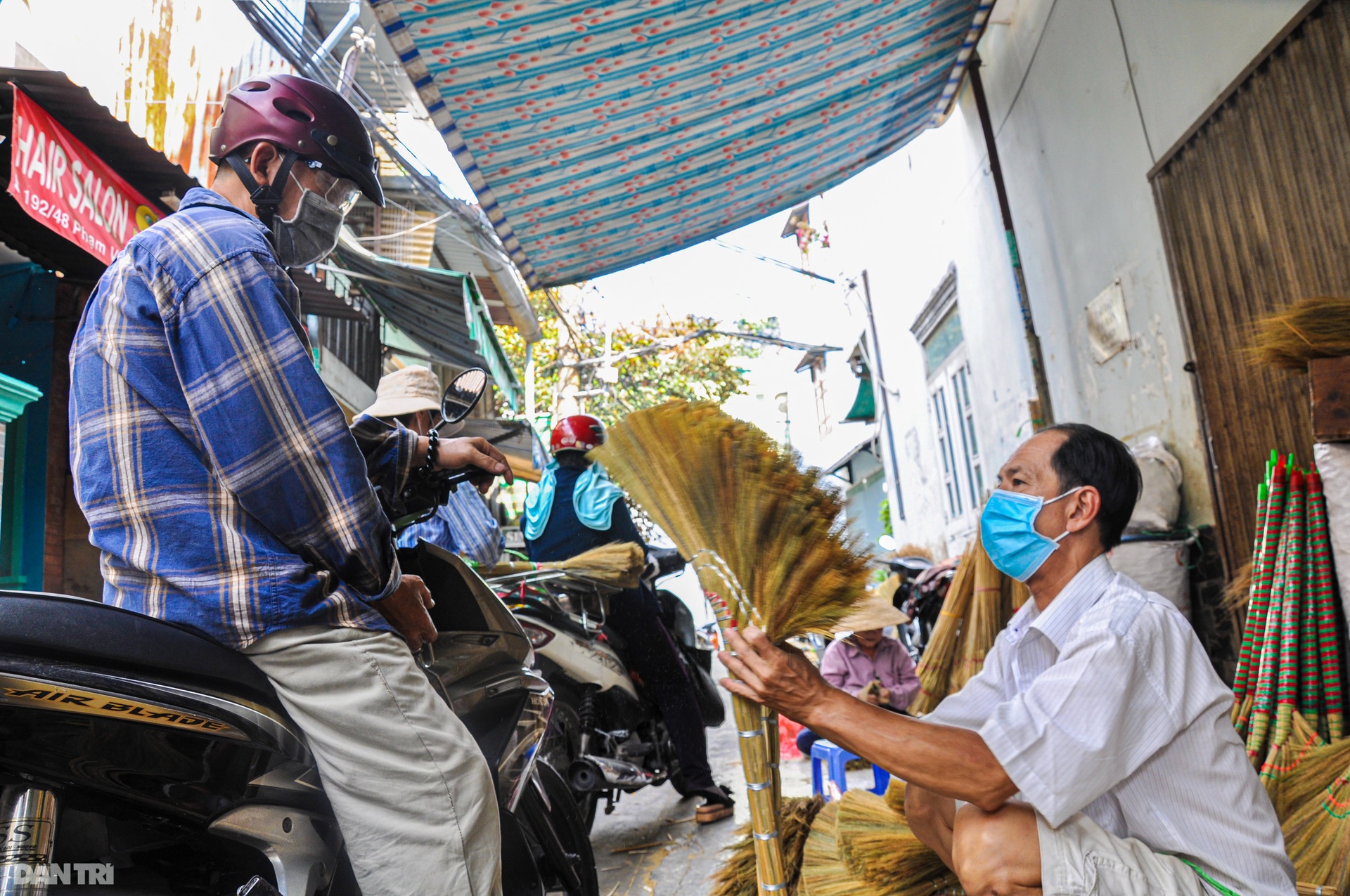 Xóm chổi đót độc nhất ở TPHCM nhộn nhịp ngày giáp Tết - 15