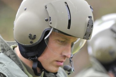 Hoàng tử Anh William lái trực thăng cứu 2 thủy thủ Nga