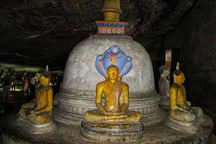Khách Việt "lạc" trong hang động rộng 2.000m2, có 153 tượng Phật dát vàng