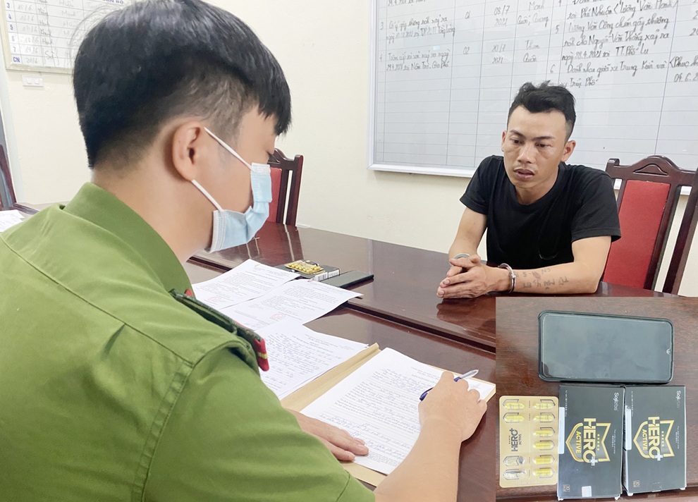Cảm thấy yếu sinh lý, người đàn ông đi cướp thuốc cường dương - 1 Cảm thấy yếu sinh lý, người đàn ông đi cướp thuốc cường dương - 1