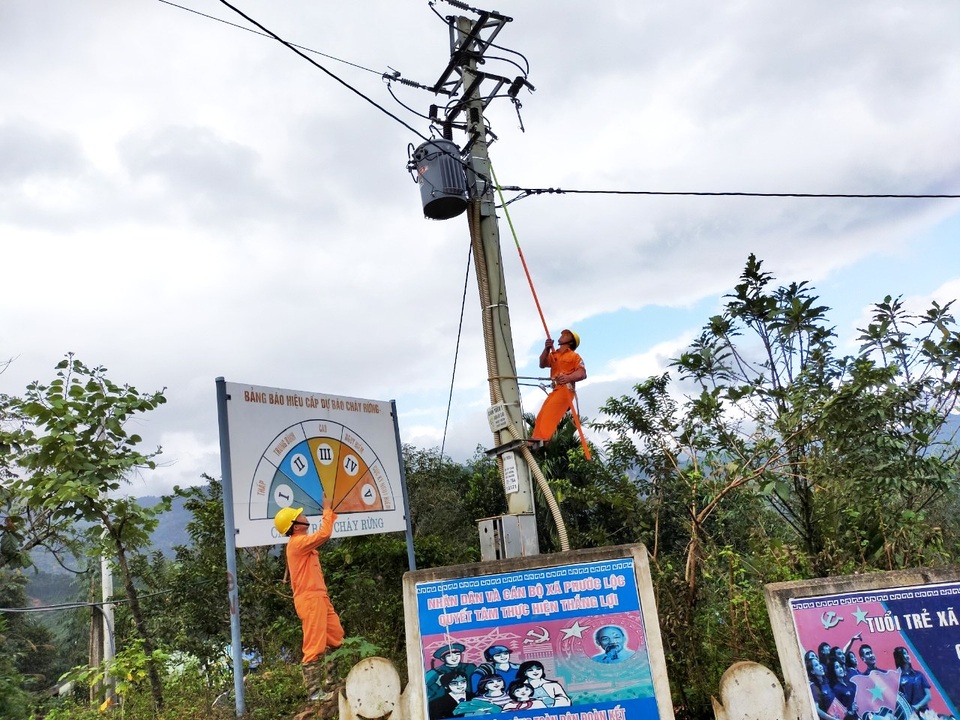 Sau một tháng bị cô lập vì bão, xã cuối cùng đã được đóng điện trở lại  - 2