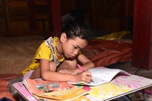 “Con chỉ mong khỏi bệnh và có chiếc bàn chắc chắn để yên tâm học bài”