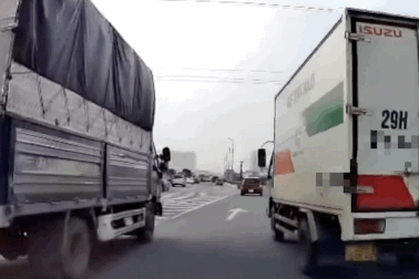 Xe tải "khôn lỏi" chạy vào làn khẩn cấp, đè vạch xương cá để vượt