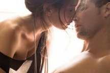 Chán chồng khù khờ, hiền như đất, tôi ngã vào tay tình cũ trong bữa tiệc cuối năm