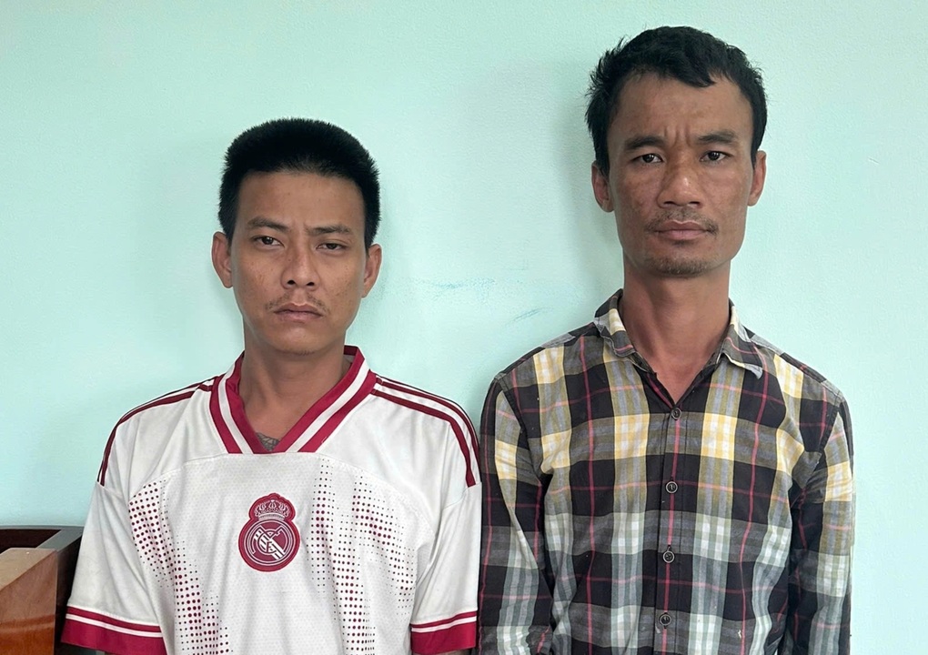 Bắt giữ 2 đối tượng hăm dọa, ném gạch vào nhà người phụ nữ ở TPHCM - 1 Bắt giữ 2 đối tượng hăm dọa, ném gạch vào nhà người phụ nữ ở TPHCM - 1