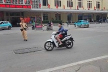 Nam thanh niên đuổi theo đoàn khách quốc tế, tông chấn thương cảnh sát