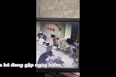 Bản năng người mẹ giúp cứu con khỏi cú ngã nguy hiểm