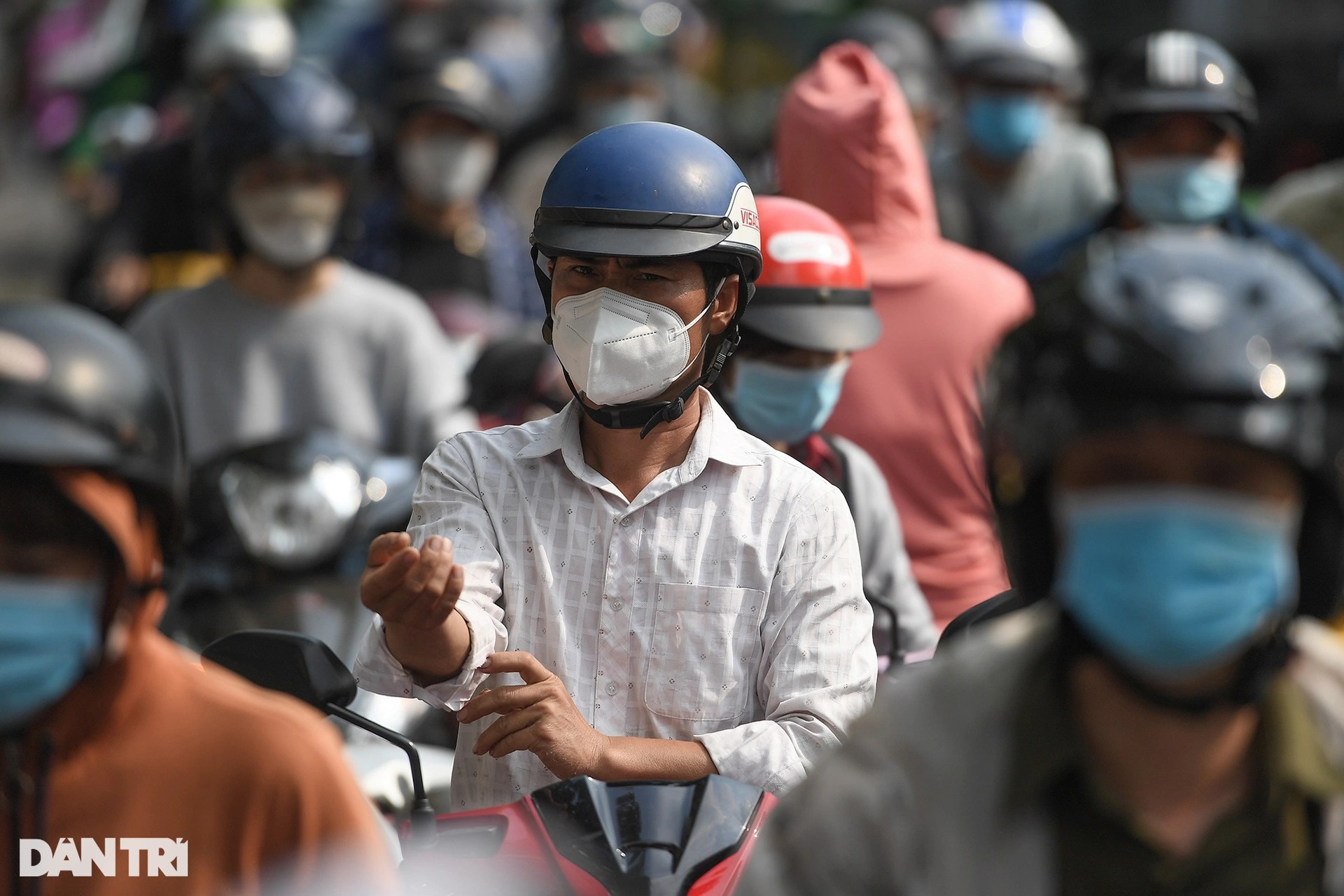 Đường phố TPHCM kẹt cứng ngày đầu người dân trở lại làm việc sau nghỉ lễ - 4 Đường phố TPHCM kẹt cứng ngày đầu người dân trở lại làm việc sau nghỉ lễ - 4