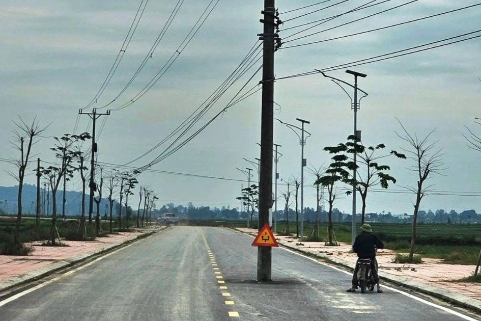 Khi cột điện đứng giữa đường - 1 Khi cột điện đứng giữa đường - 1